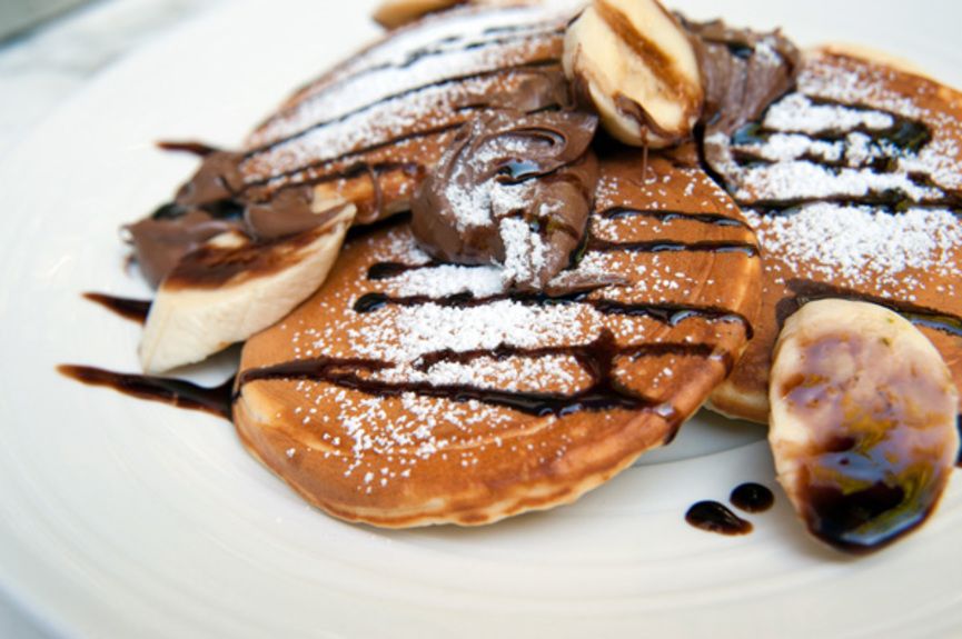 07.-Dalliance-_-Pancakes-με-σιρόπι-σοκολάτας,-πραλίνα-φουντουκιού,-σοκολάτα-+-μπανάνα