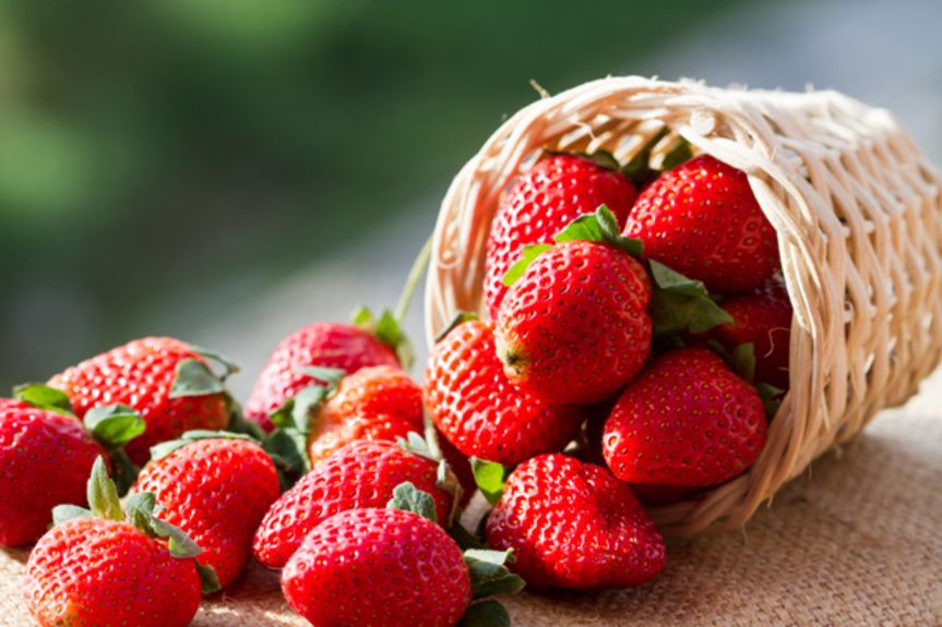 7 σούπερ ιδέες για να απολαύσετε τις φράουλες | www.olivemagazine.gr