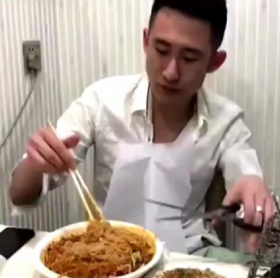 man-eating-noodles