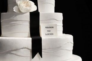 vw-cake-detail-real-flower-black-ribbon-1515688825