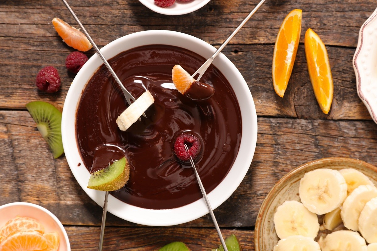 chocolate fondue with fruits