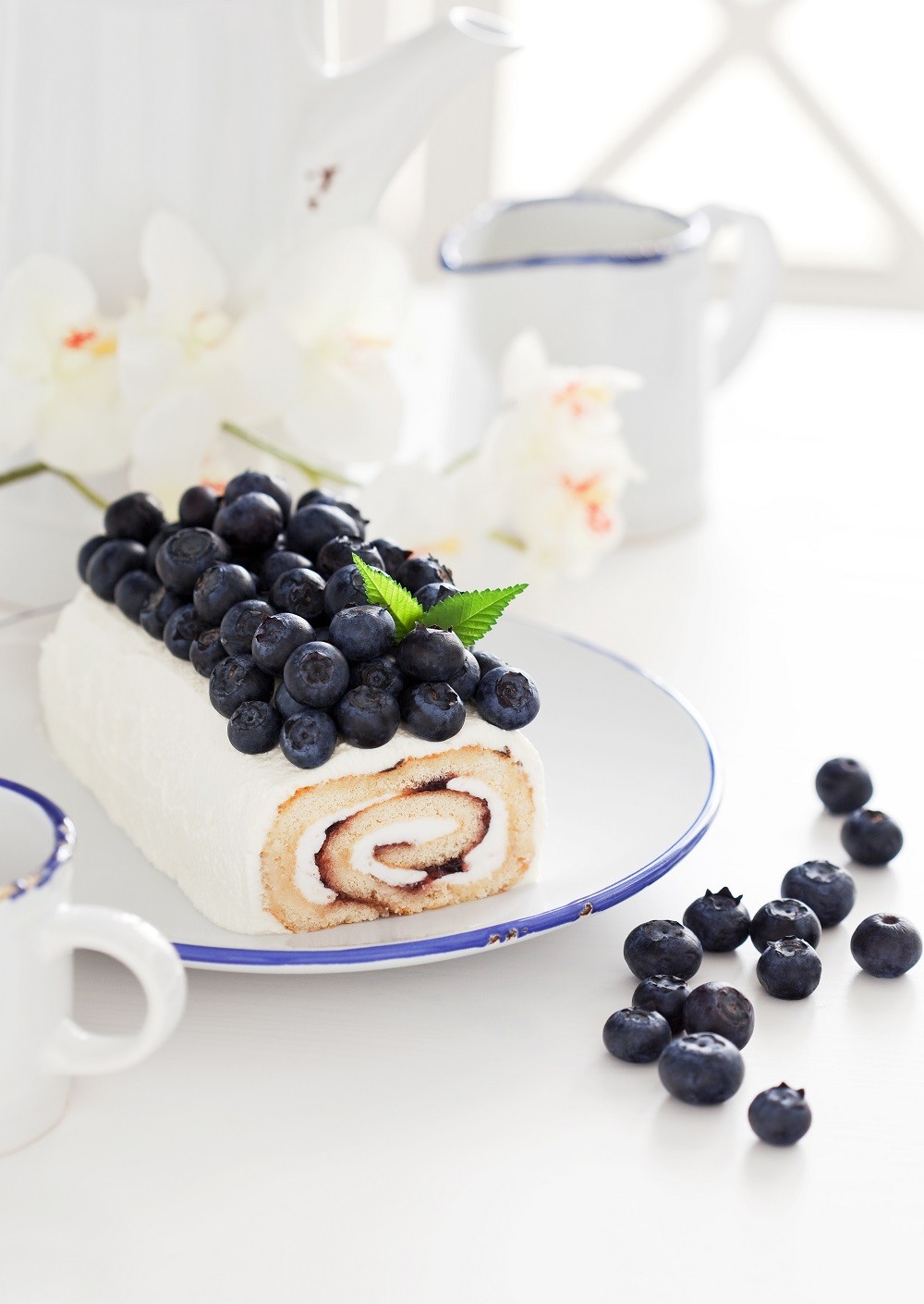 Cake roll with blueberry and cream cheese
