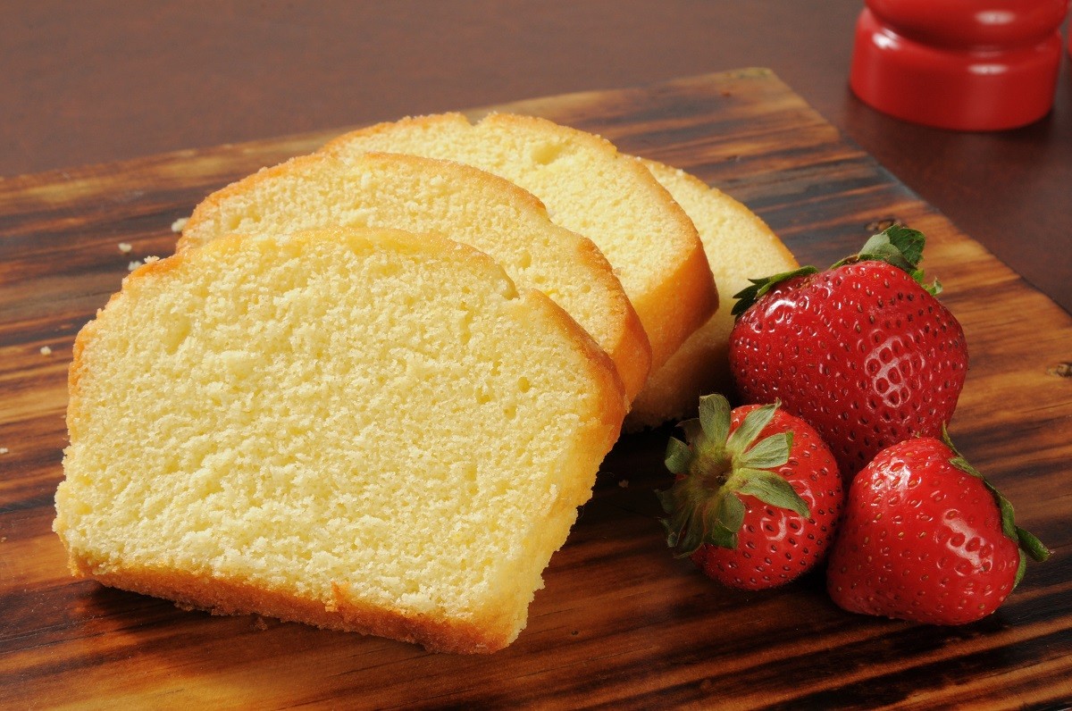 21637959 – slices of rich moist pound cake with fresh strawberries