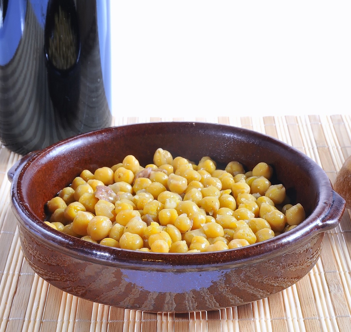 15081435 – isolated chickpeas in a clay pot with white background