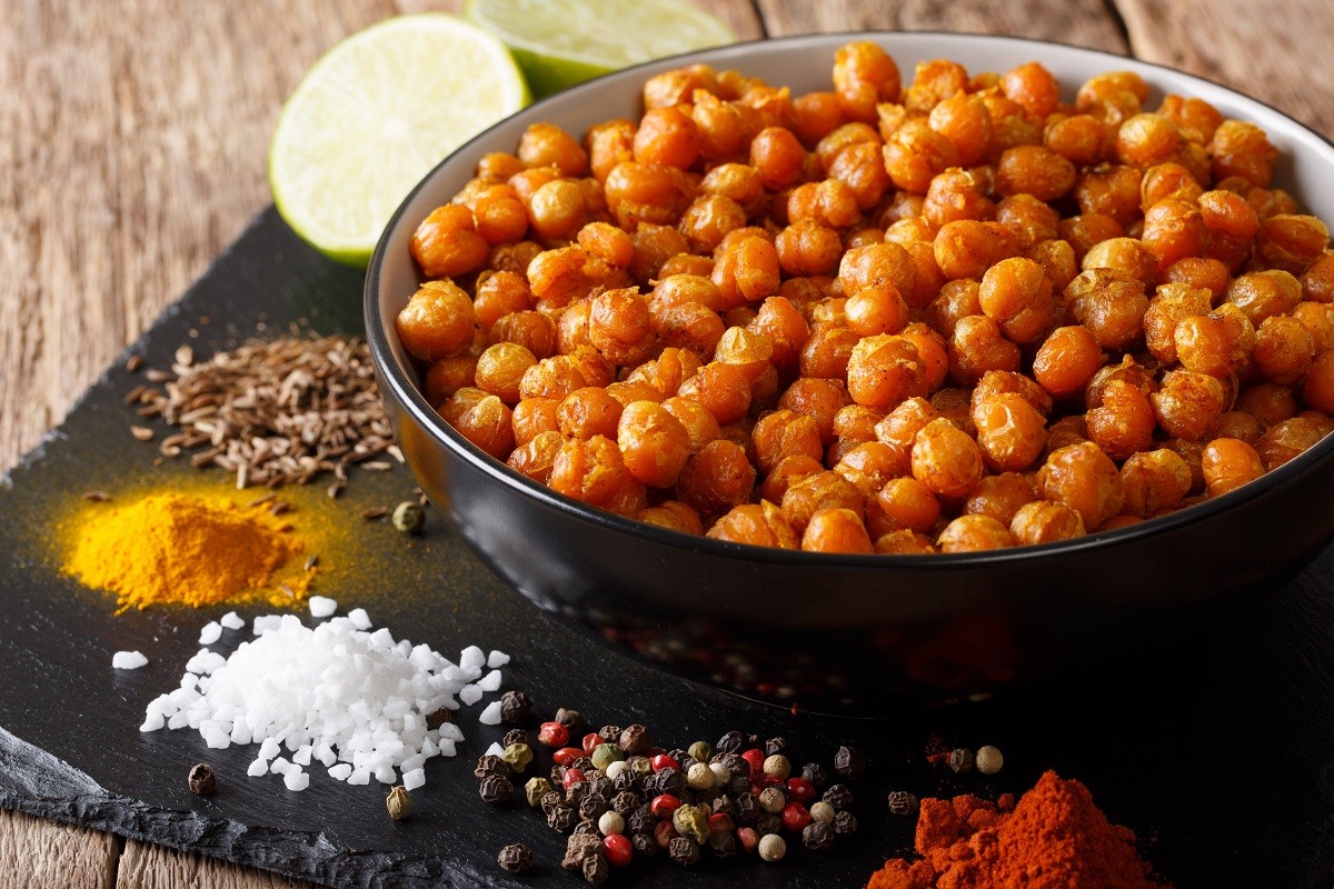 Snack of fried chickpeas with spices close-up in a bowl. horizon