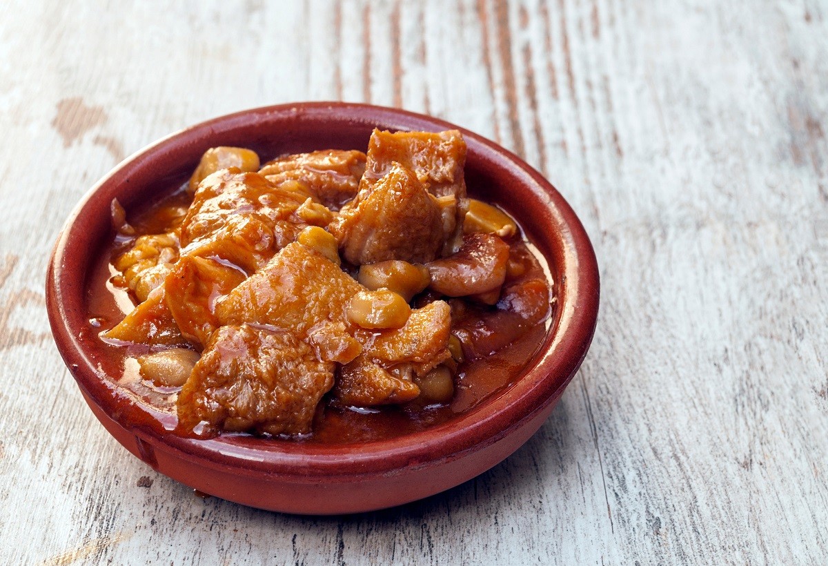 Spanish callos surrounded by rustic background