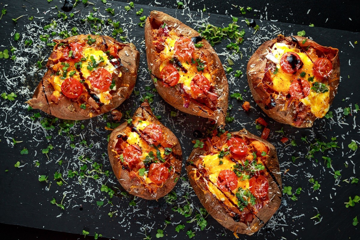 hot baked sweet potato stuffed with bacon, cheddar cheese, cherry tomatoes, balsamic vinegar, cress salad and parmesan sprinkle. Tacco, burrito style.