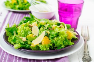 salad with spinach, oranges and nuts