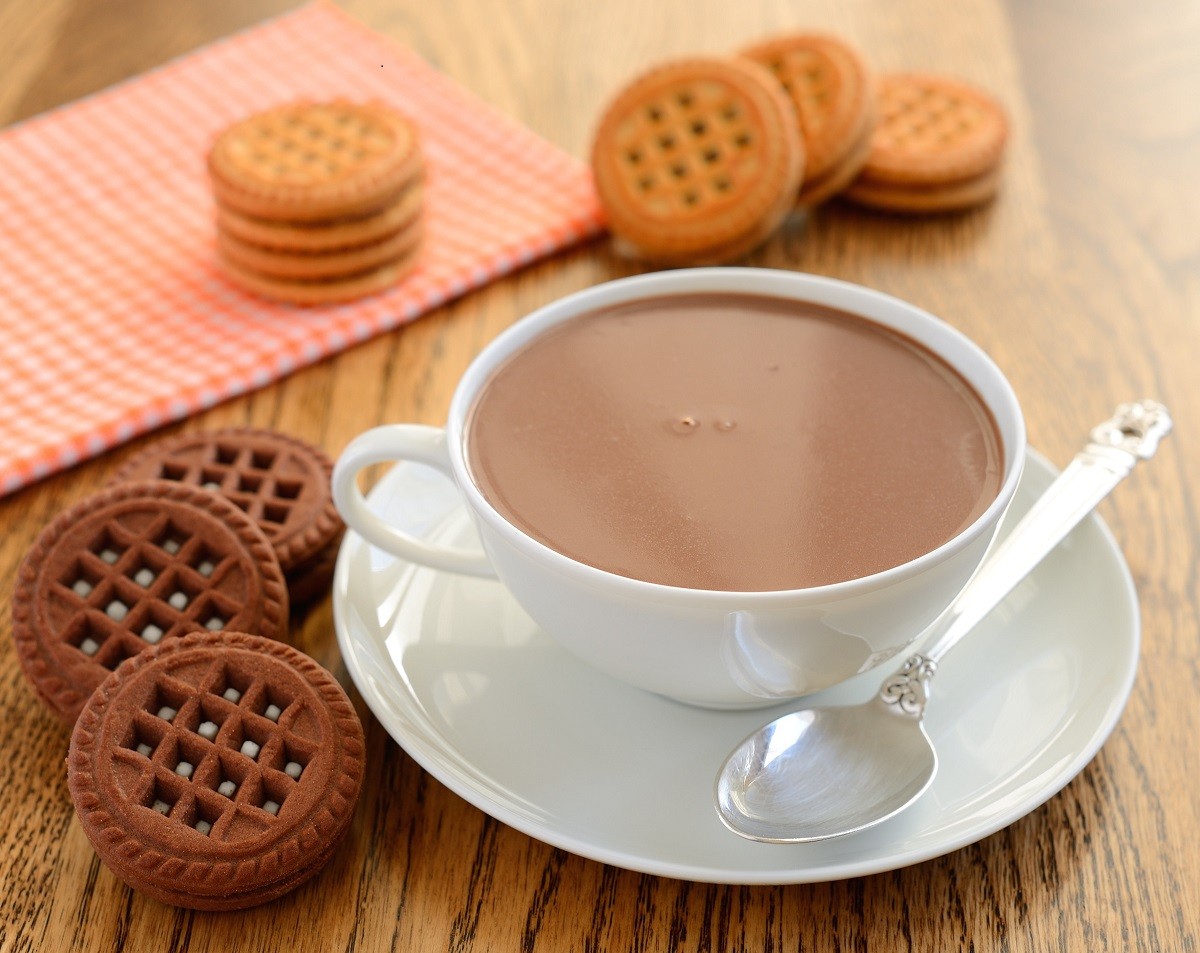 Hot chocolate and cookies