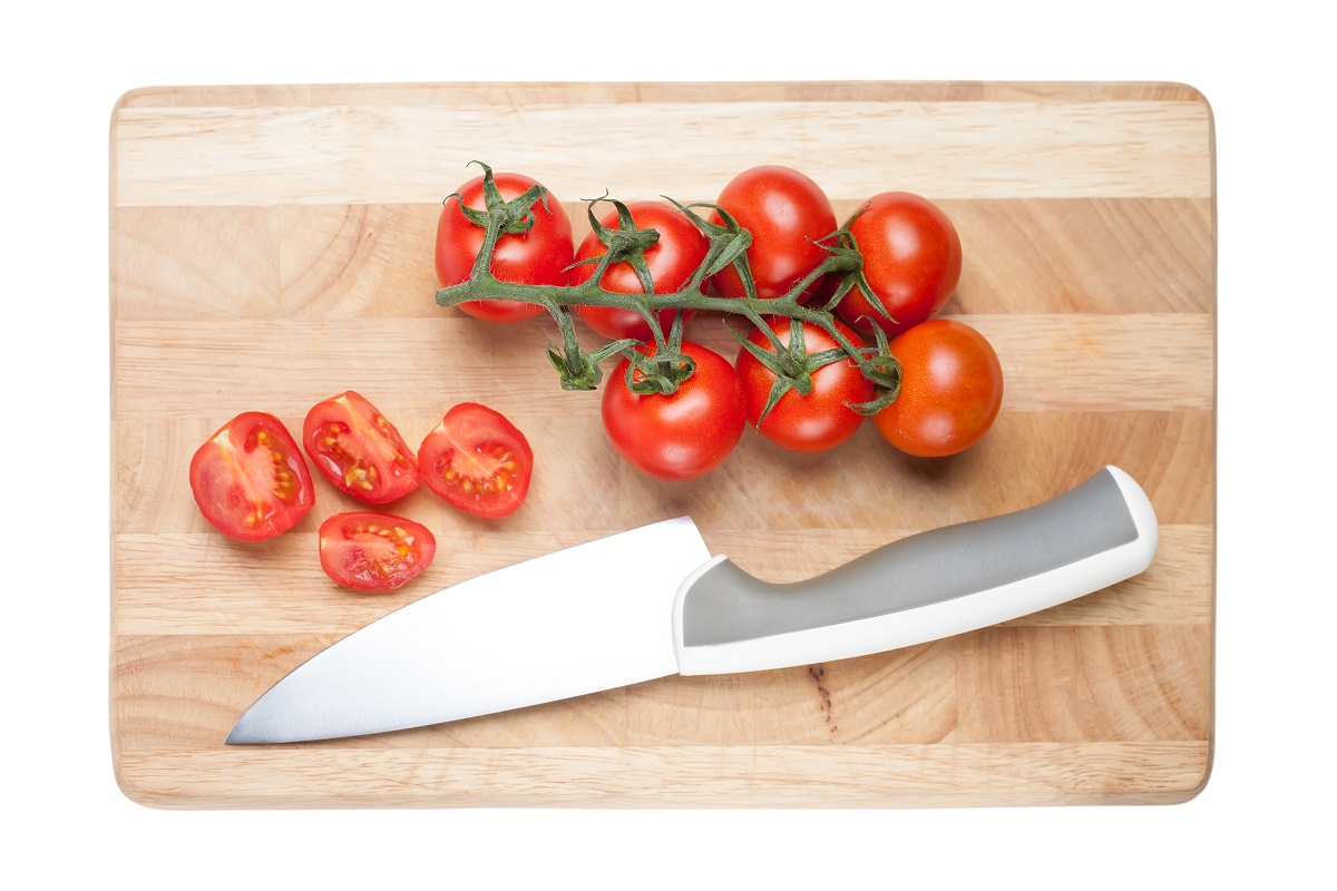 Tomato and knife