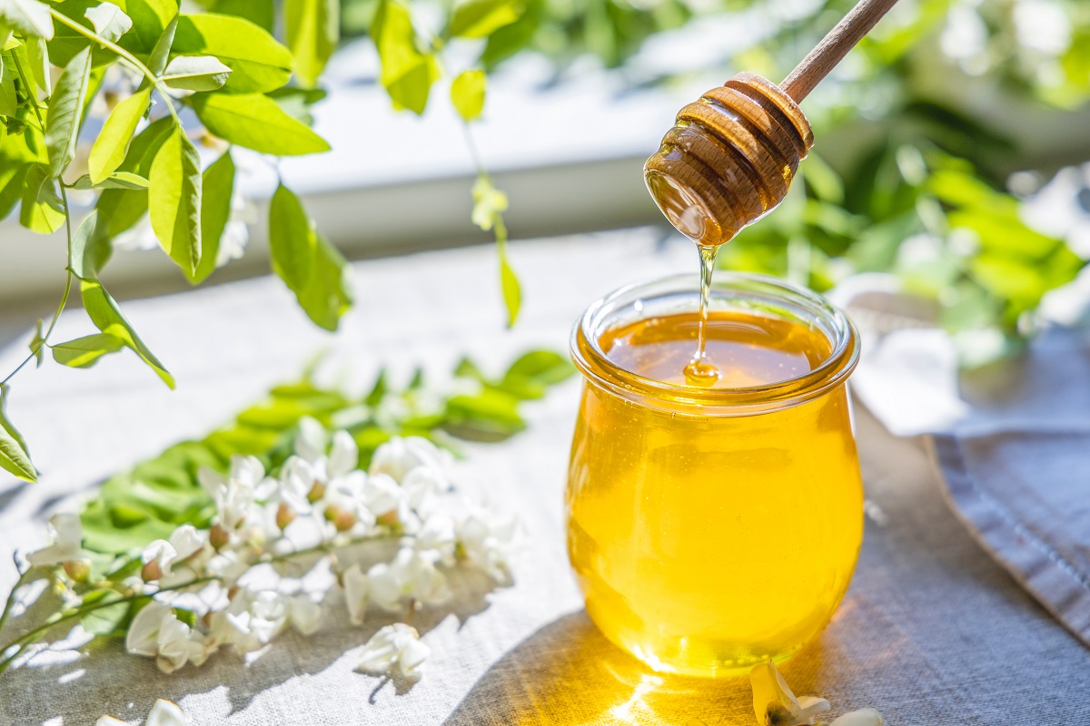 Sweet,Honey,Jar,Surrounded,Spring,Acacia,Blossoms.,Honey,Flows,From