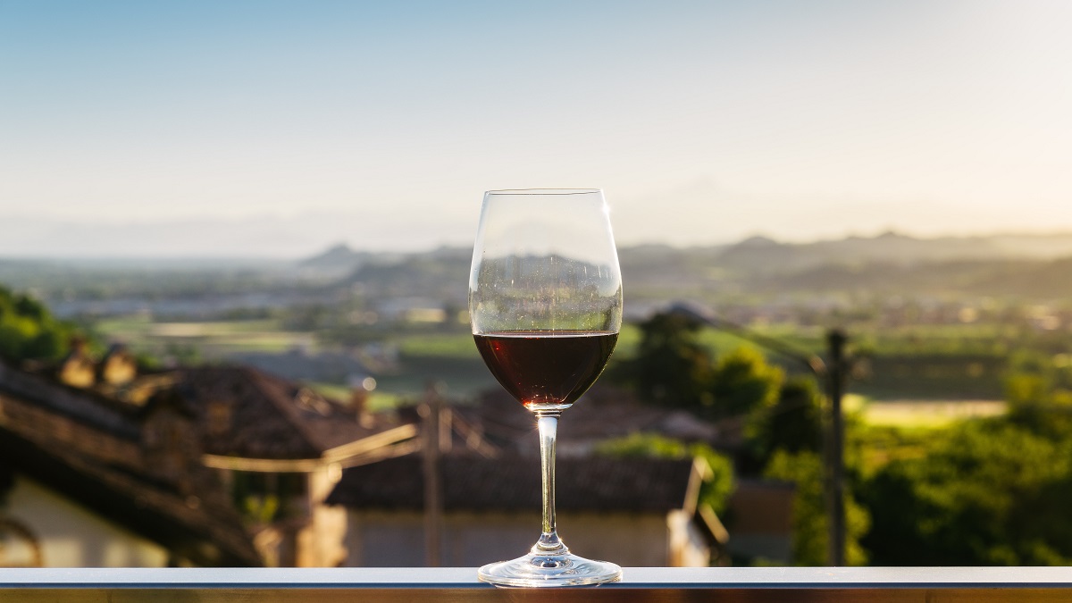 Wine,Glass,Isolated,Overlooking,Piedmonte,,Italy,Vineyards