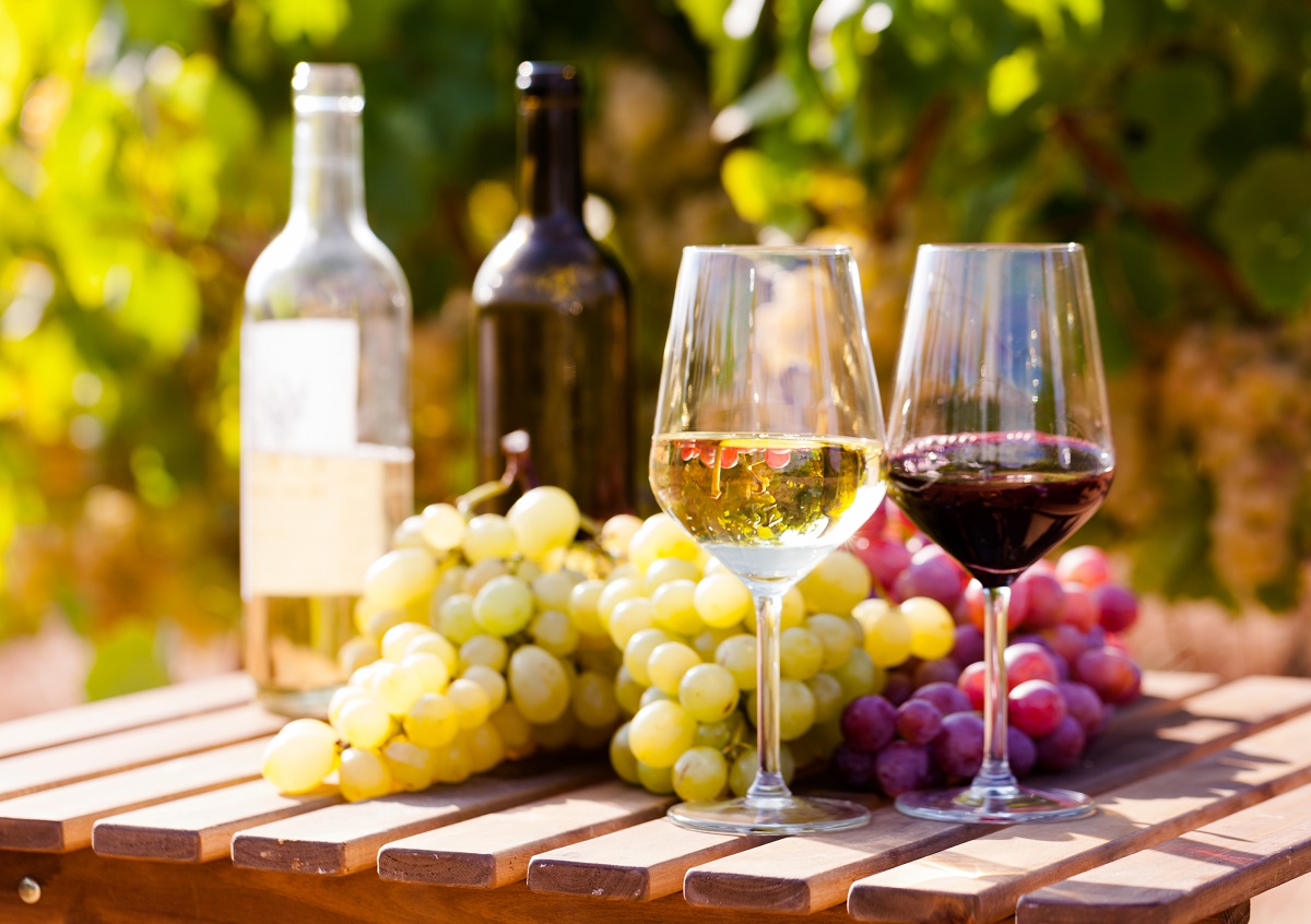 Glasses,Of,Red,And,White,Wine,And,Ripe,Grapes,On