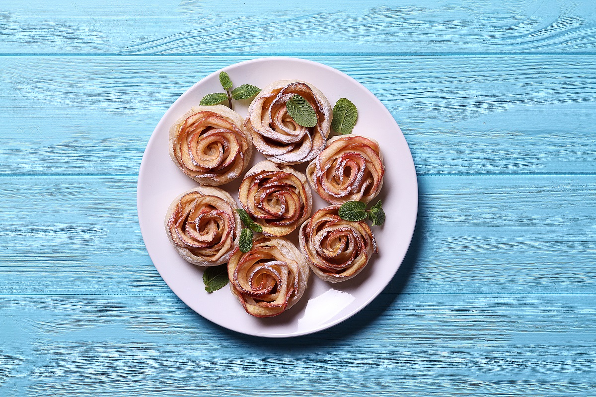 Roses,Of,Apples,And,Puff,Pastry,On,A,Plate,On