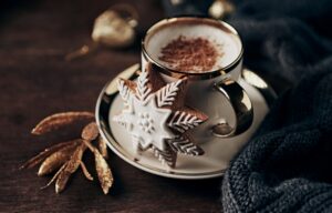 Cup,Of,Latte,Coffee,With,Cinnamon,And,Gingerbread,Cookie,For