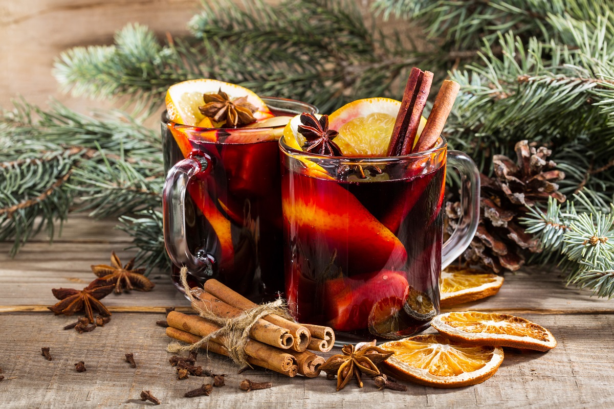 Christmas,Hot,Mulled,Wine,With,Cinnamon,Cardamom,And,Anise,On