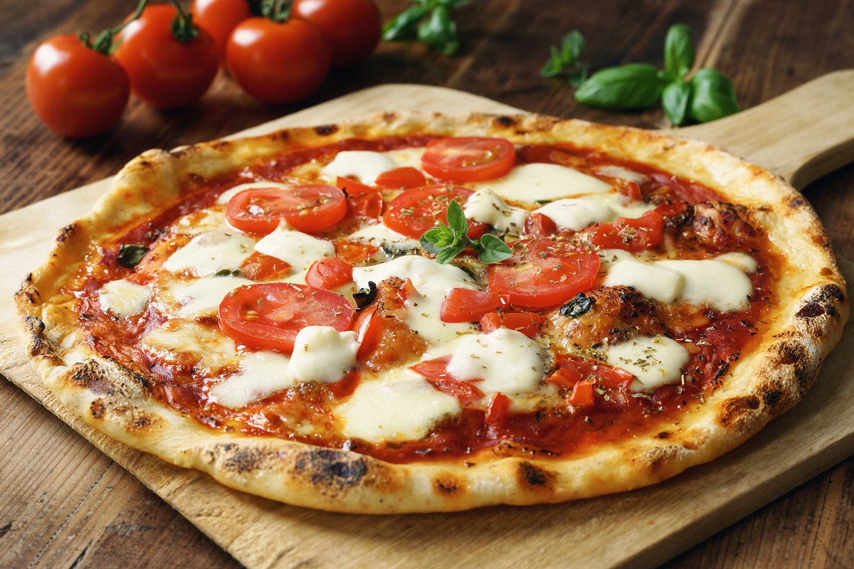 Fresh,Homemade,Italian,Pizza,Margherita,With,Buffalo,Mozzarella,And,Basil