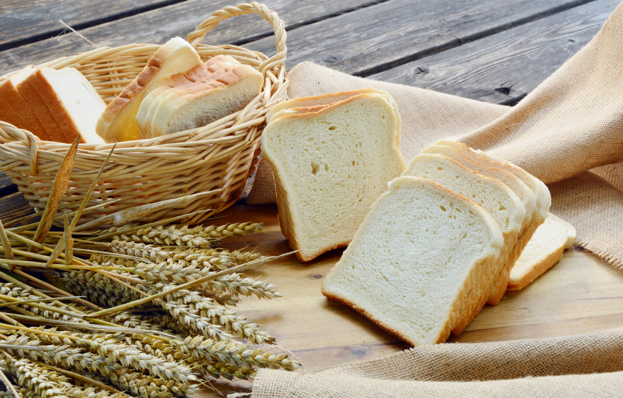 White,Bread,Or,Sliced,Bread,In,The,Basket,On,Wooden