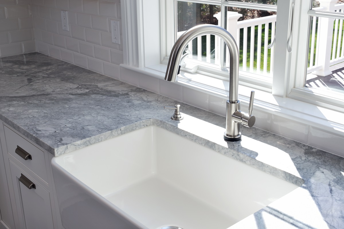 Modern,Kitchen,Sink,And,Single,Handle,Brass,Faucet,With,Soap