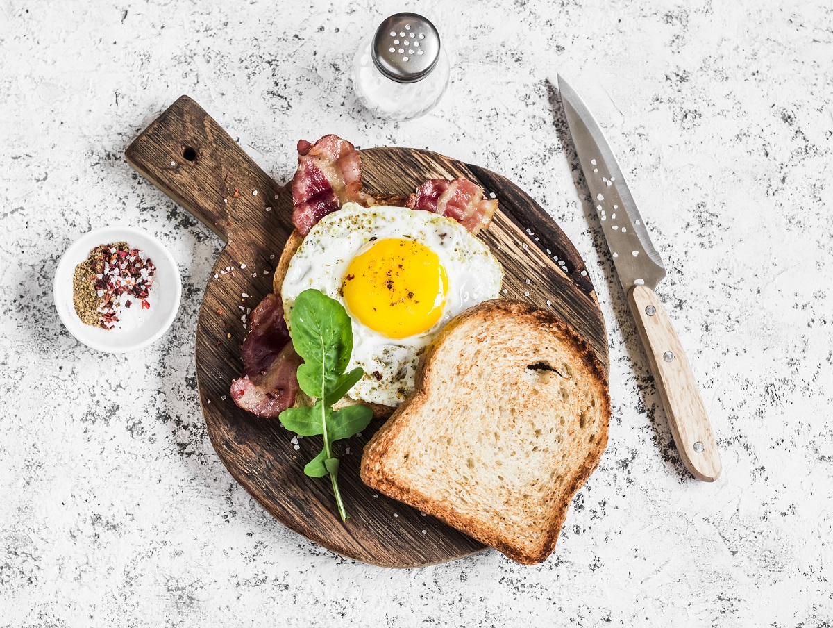 Toast,With,Fried,Egg,,Bacon,And,Arugula,On,The,Wooden