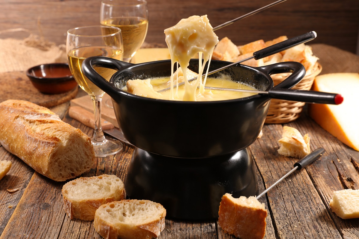 Cheese,Fondue,And,Baguette