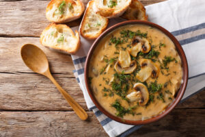 Delicious,Mushroom,Soup,With,Dill,And,Toast,Close-up,On,The
