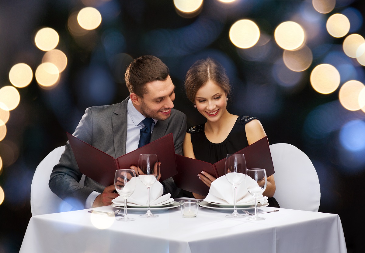 Restaurant,,Couple,And,Holiday,Concept,-,Smiling,Couple,With,Menus