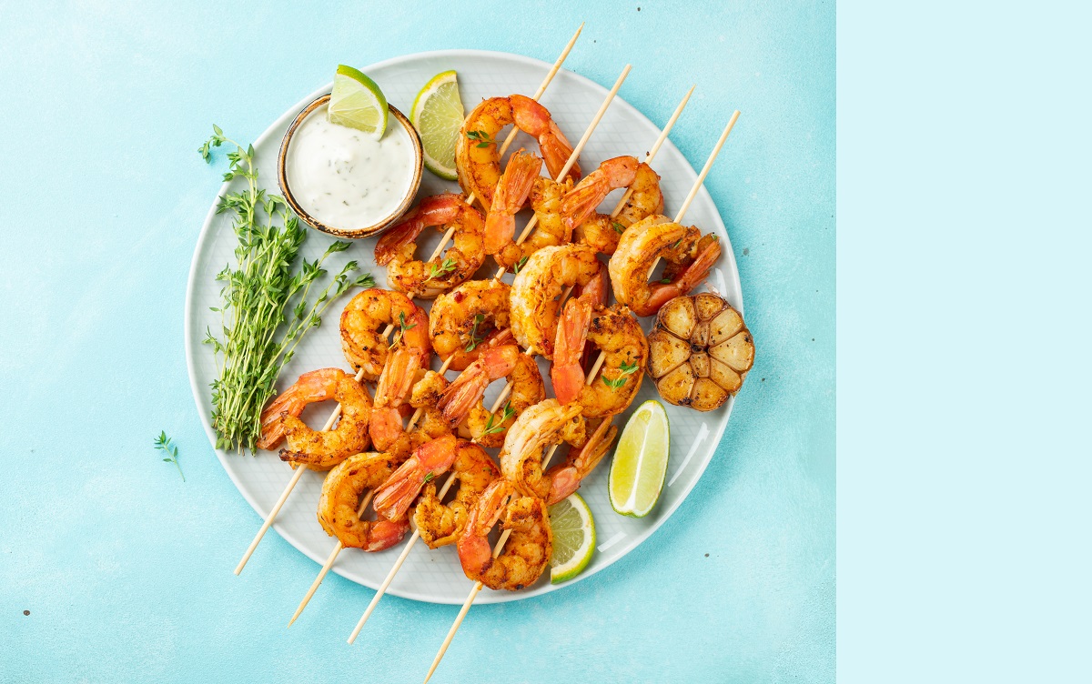 Grilled,Shrimp,Skewers,Or,Langoustines,Served,With,Lime,,Garlic,And