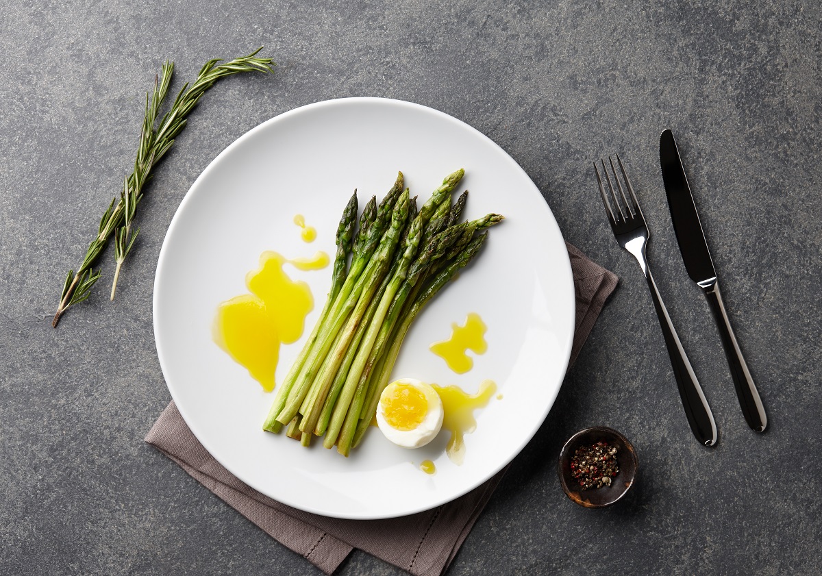 Baked,Asparagus,With,Boiled,Egg,In,Big,White,Plate,On