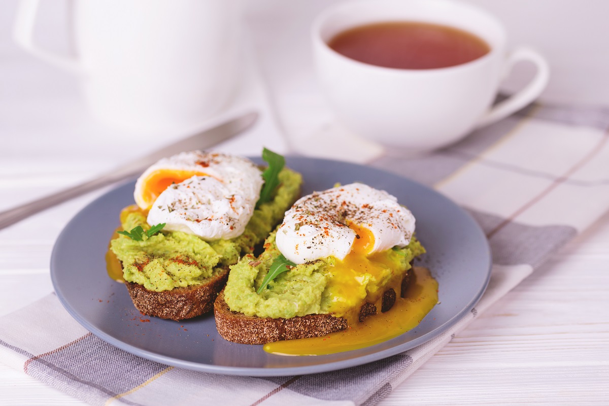 Rye,Bread,Toast,With,Poached,Egg,,Puree,Avocado,,Spices,And