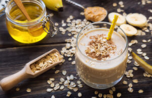 Fresh,Homemade,Nutritional,Smoothie,With,Banana,,Oat,Flakes,And,Peanut