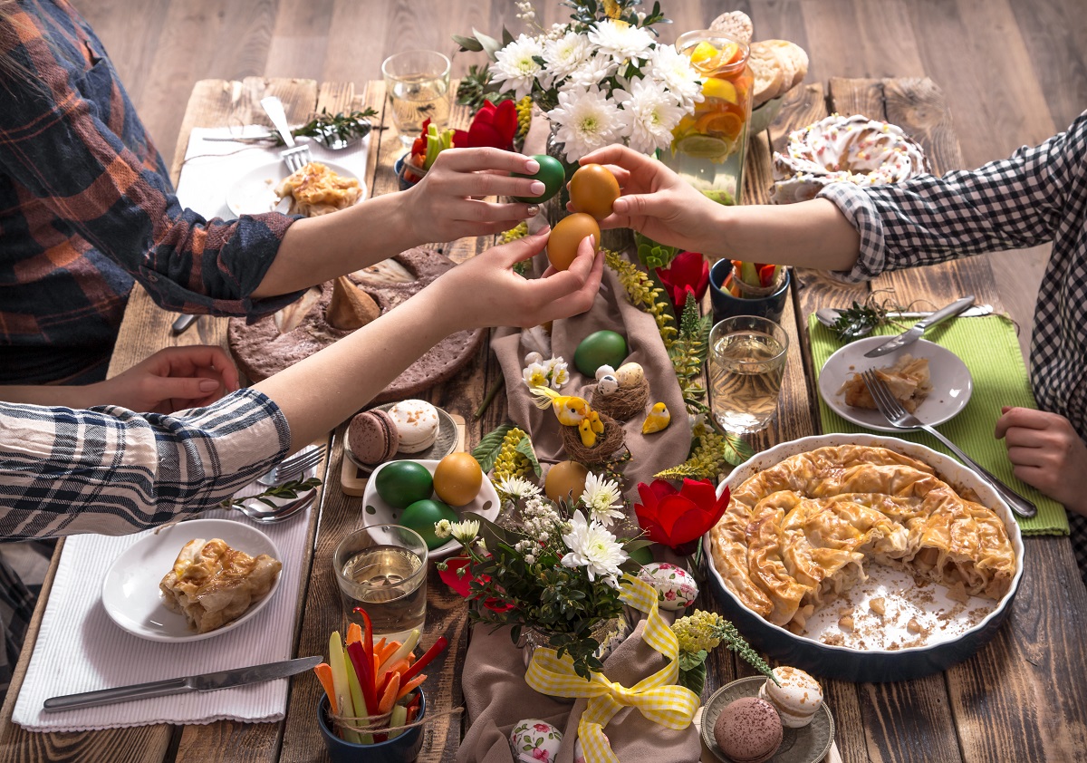 Home,Holiday,Friends,Or,Family,At,The,Festive,Easter,Table