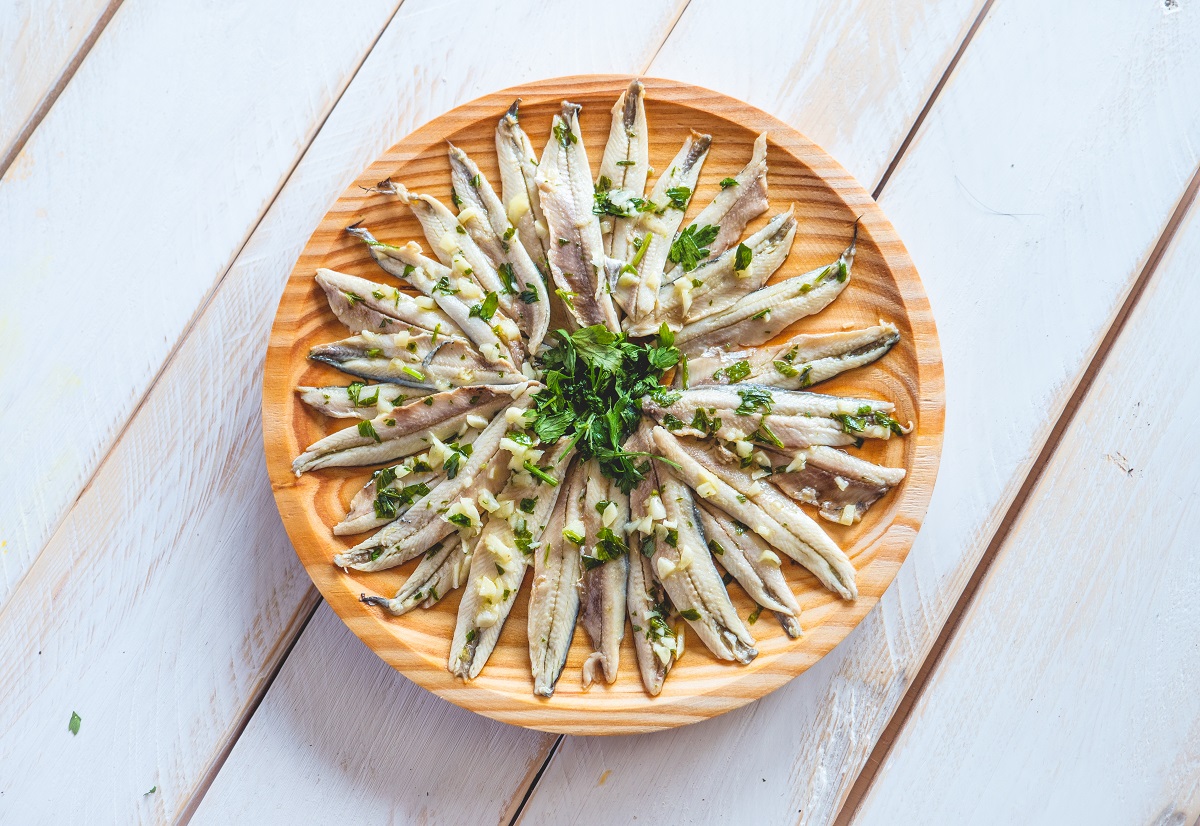Pickled,Anchovies,With,Garlic,And,Parsley,In,A,Round,Wooden
