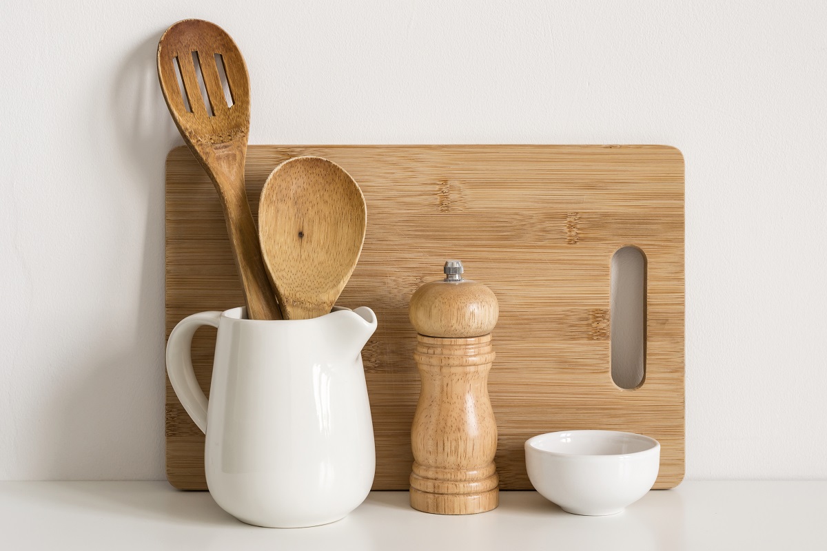 Kitchenware,Cutting,Board,,Spoons,And,Spice,Mill,On,Table,Wall