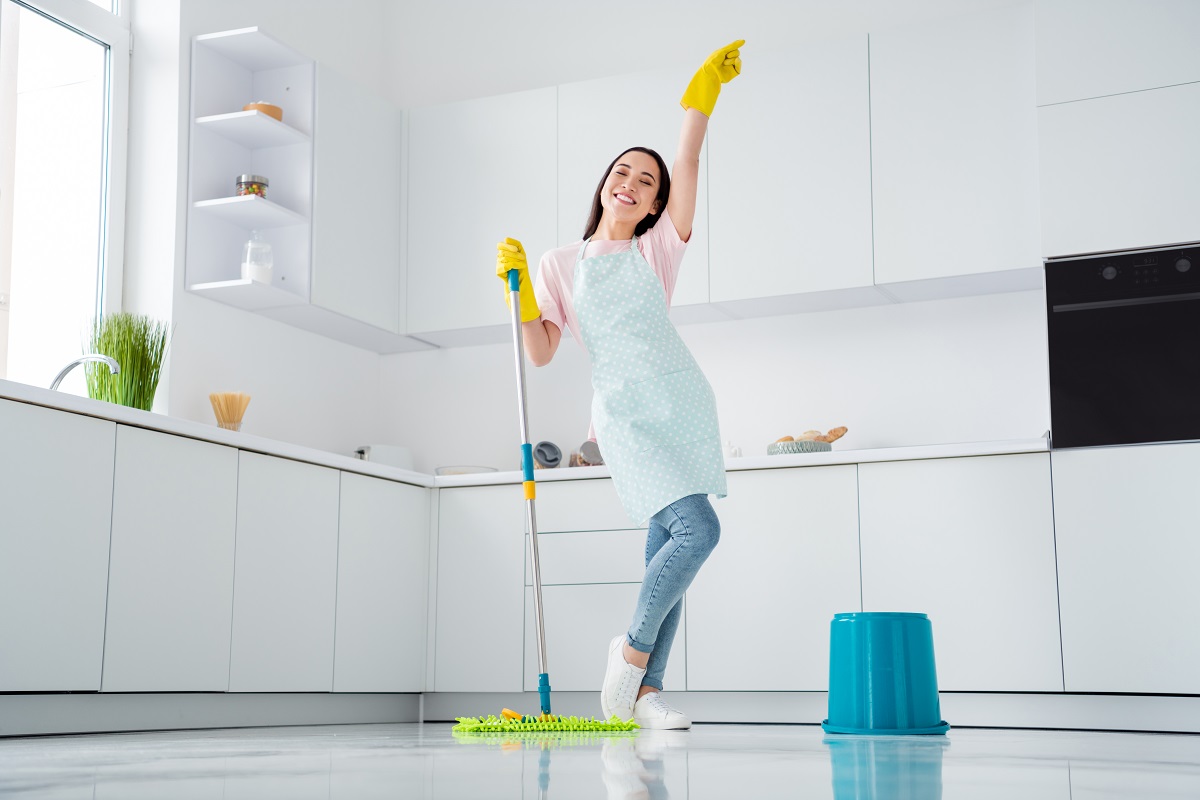 Full,Length,Photo,Of,Asian,Ethnicity,Housewife,General,Cleaning,Disinfecting