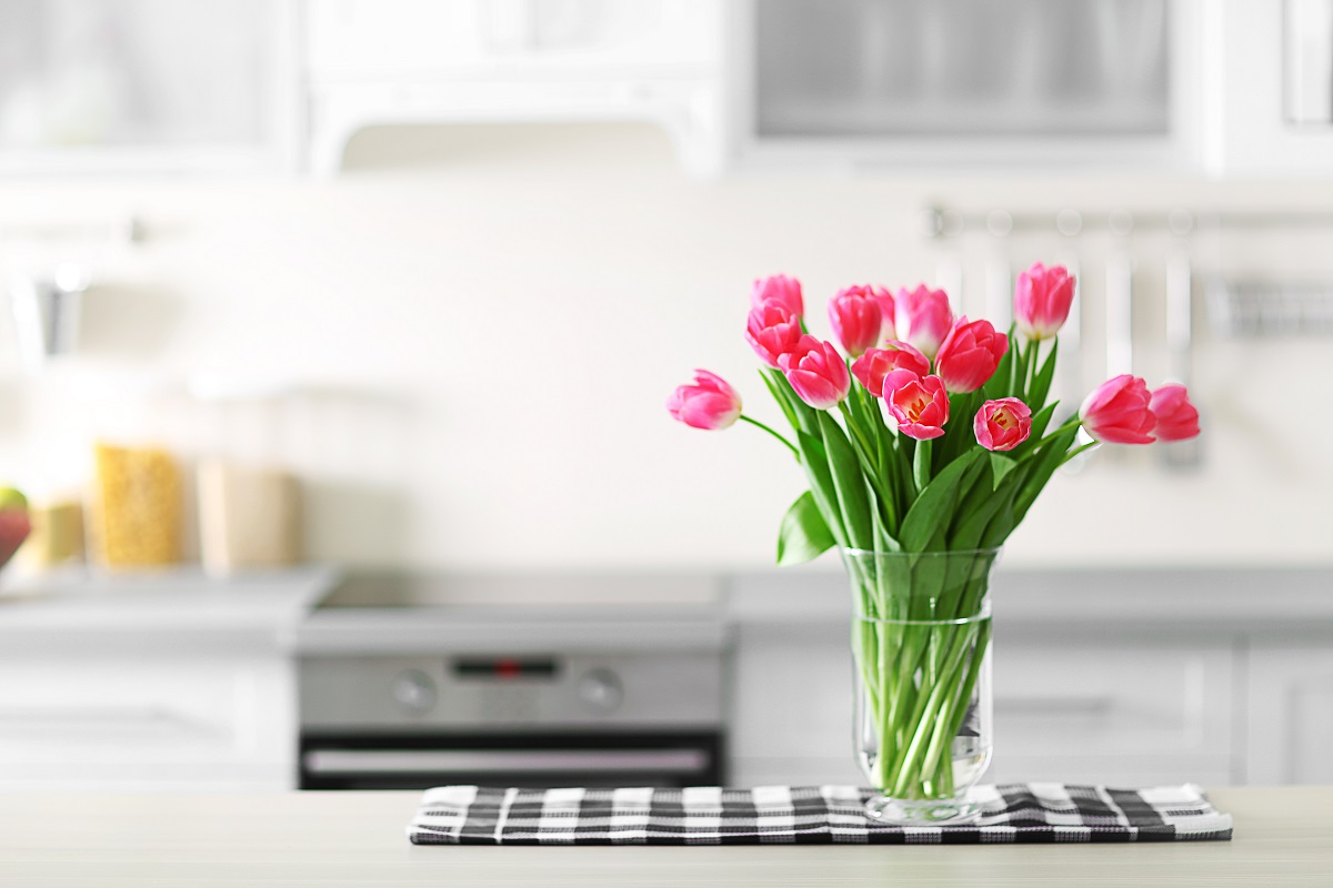 Fresh,Bouquet,Of,Tulips,On,A,Kitchen,Table.