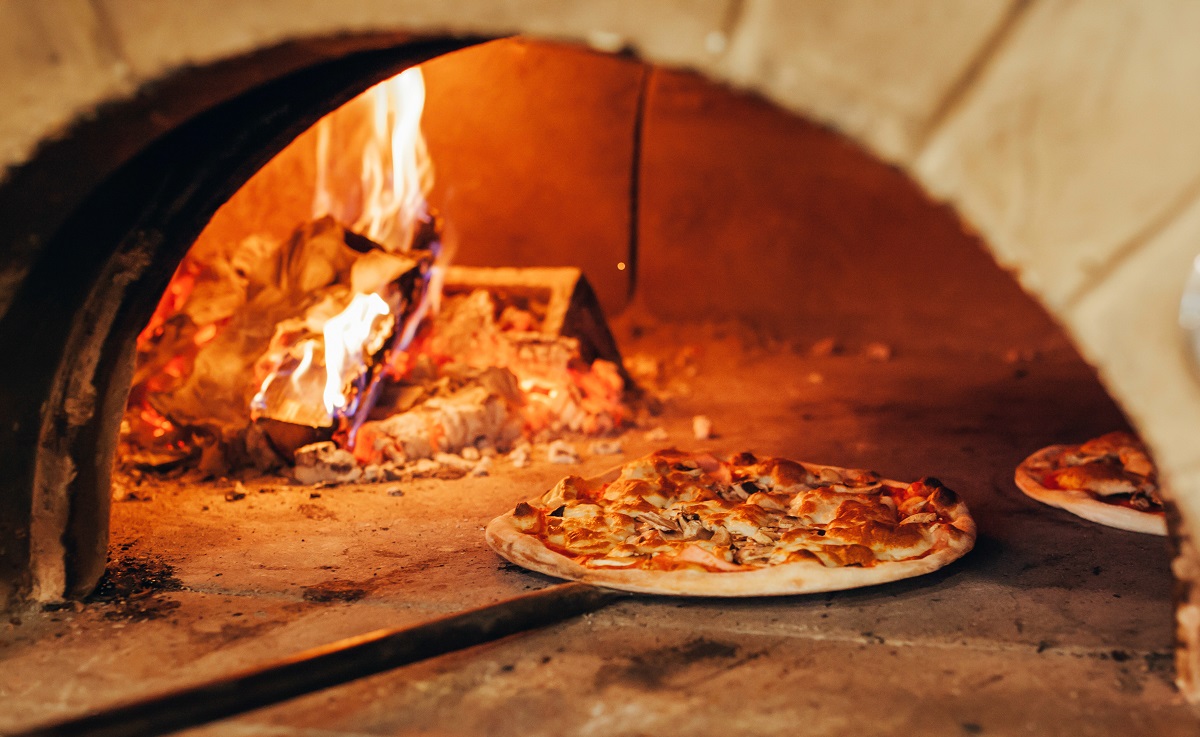 Italian,Pizza,Is,Cooked,In,A,Wood-fired,Oven.