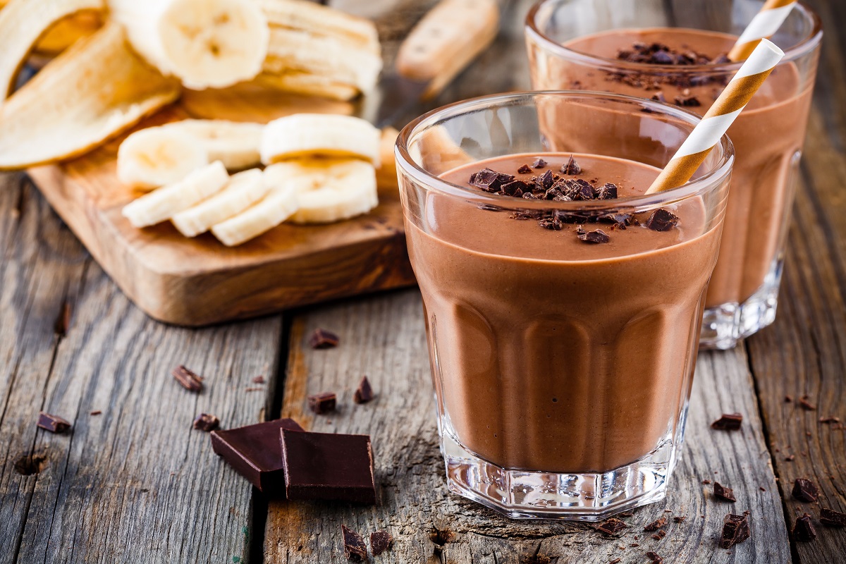 Chocolate,Smoothie,With,Banana,On,Rustic,Wooden,Background