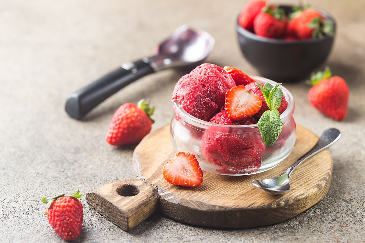 Delicious,Strawberry,Ice,Cream,In,A,Glass,Bowl,With,Fresh