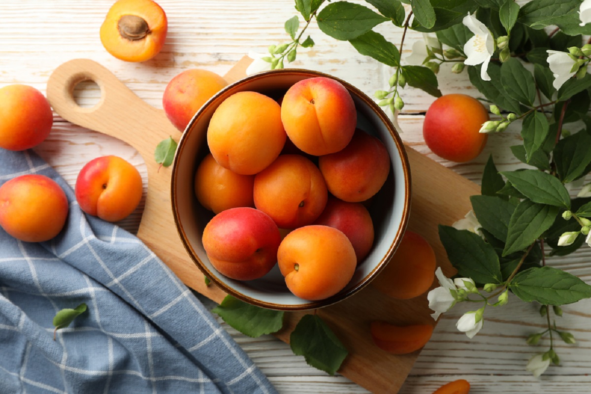 Composition,With,Tasty,Apricots,On,White,Wooden,Background,,Top,View