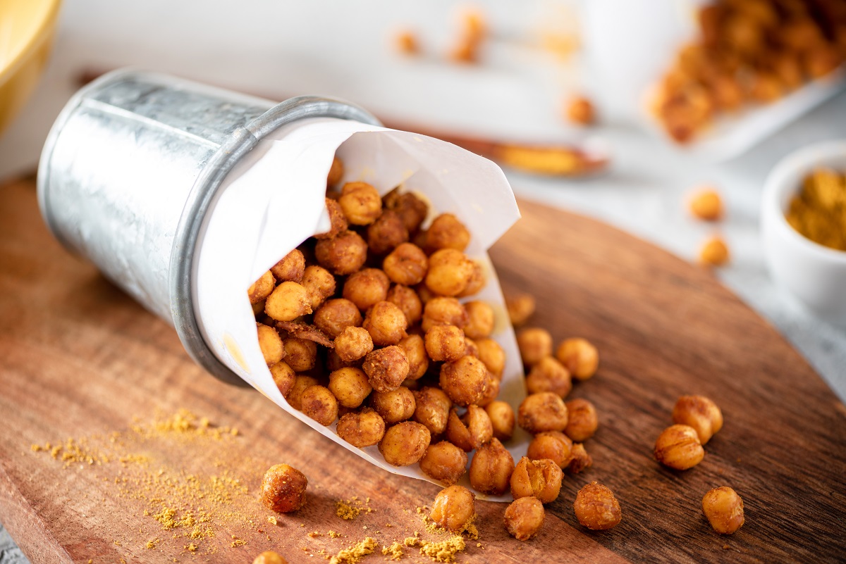Spicy,Crispy,Roasted,Chickpeas,With,Paprika,,Curry,And,Hot,Chili