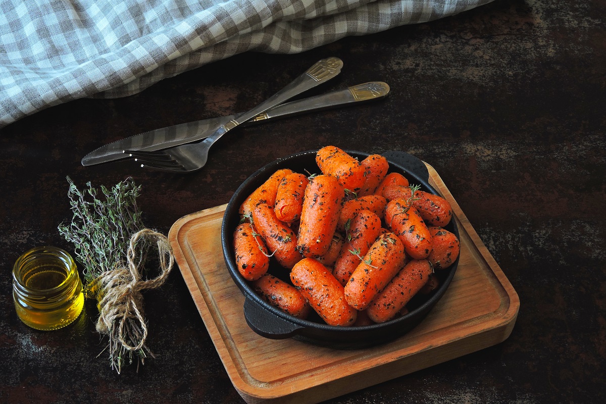 Baby,Carrots,Baked,With,Herbs,In,A,Cast,Iron,Skillet.