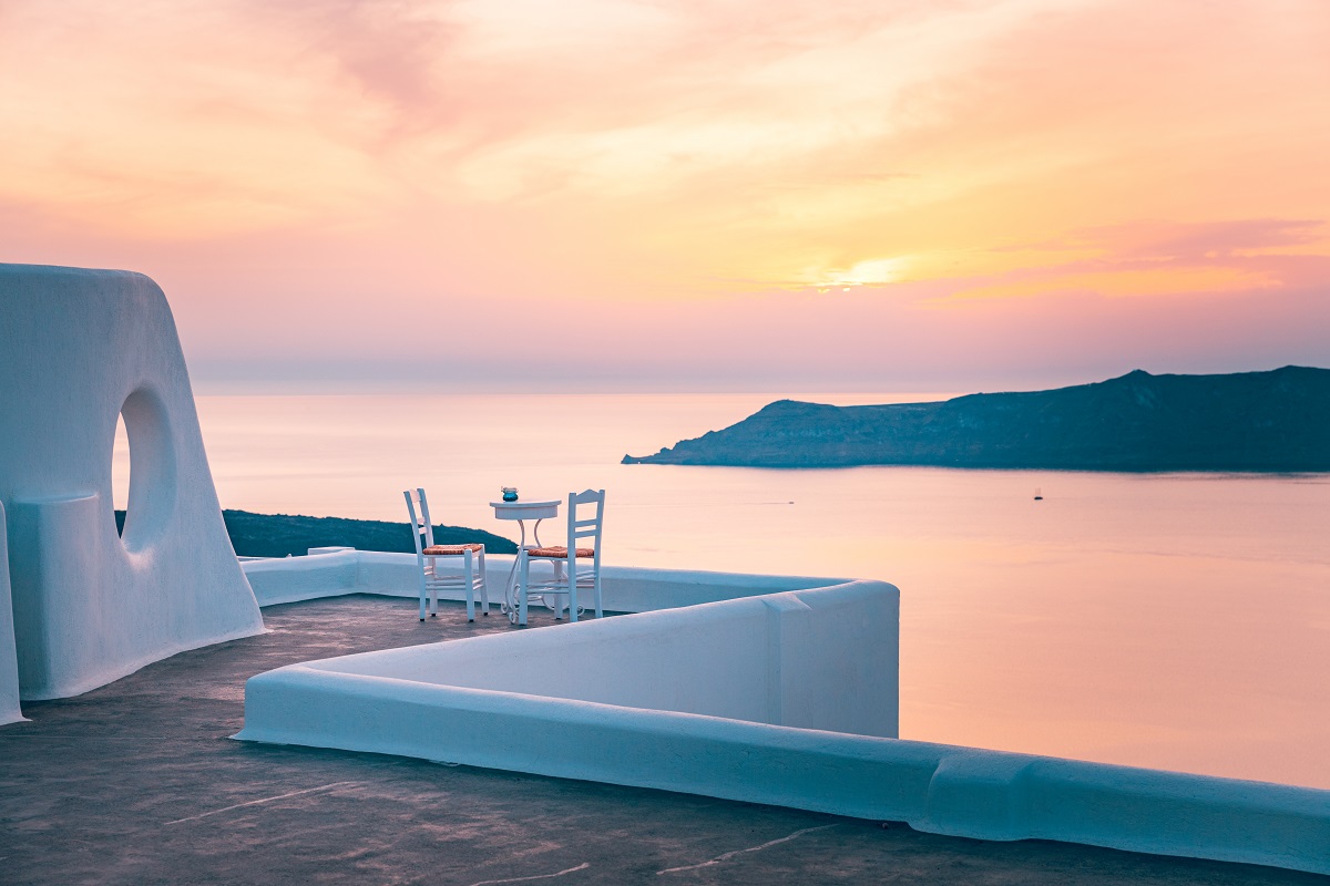 White,Architecture,On,Santorini,Island,,Greece.,Outdoor,Restaurant,Under,A