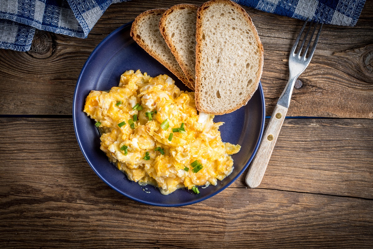 Scrambled,Eggs,With,Onion,And,Chives,Served,With,Bread,On