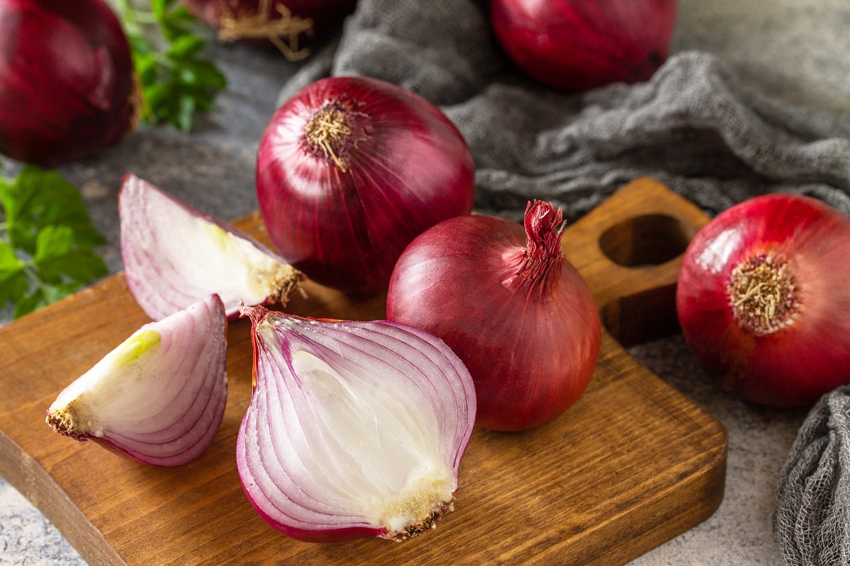Purple,Onions.,Fresh,Whole,Purple,Onions,And,One,Sliced,Onion