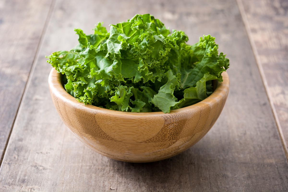 Fresh,Green,Superfood,Kale,Leaves,In,Wooden,Bowl,On,Wooden