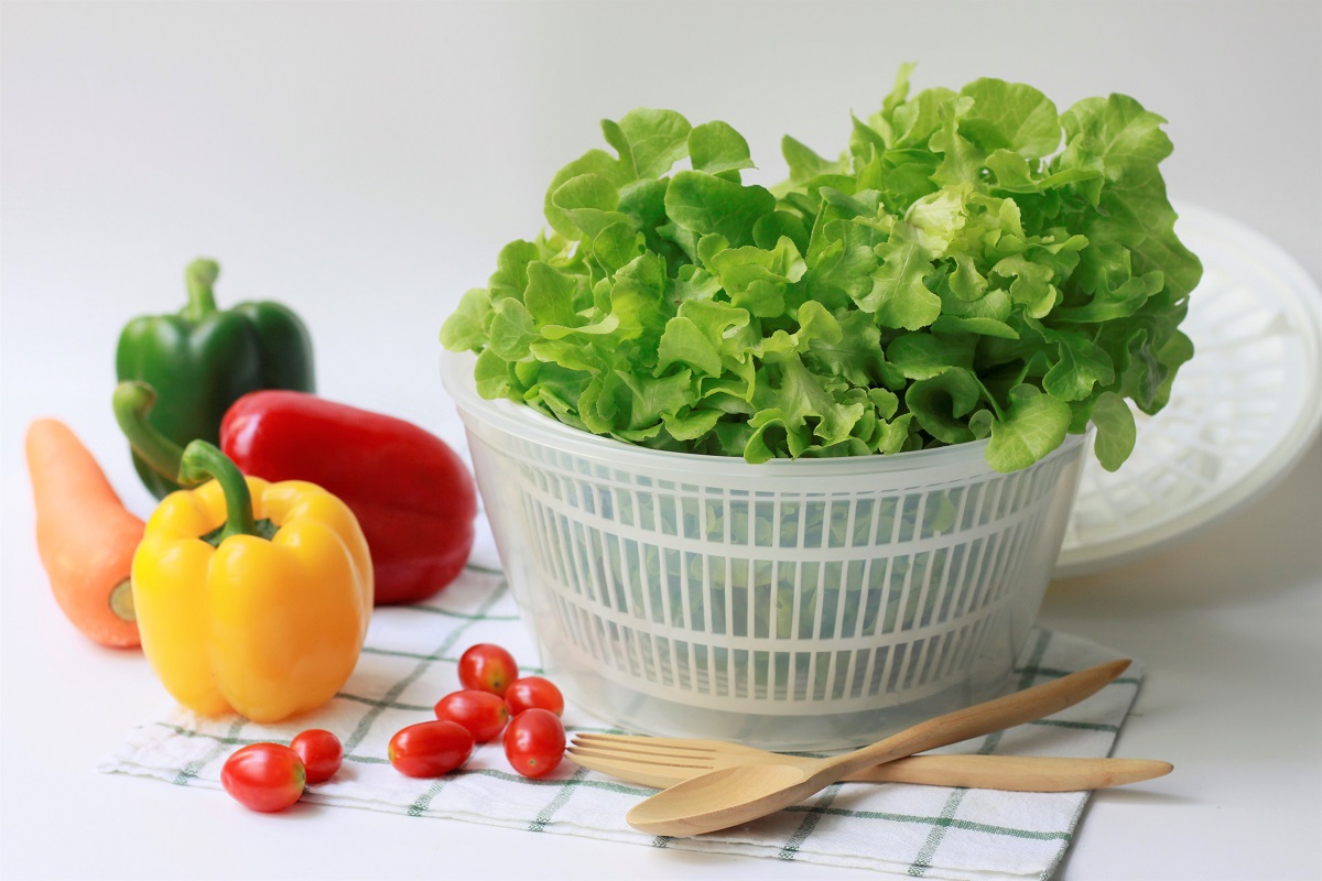 Fresh,Green,Oak,Vegetables,In,White,Plastic,Salad,Spinner,Or