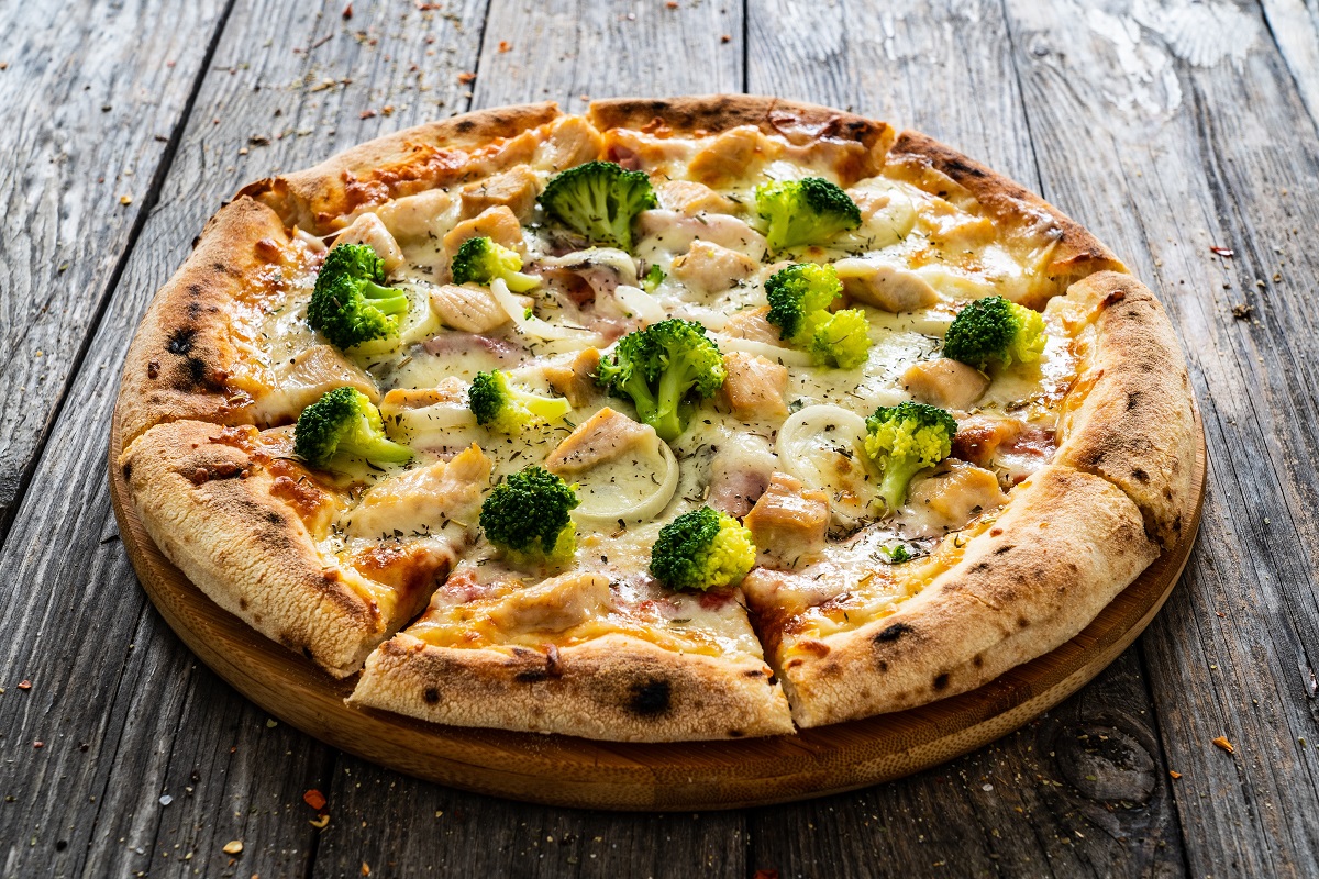 Circle,Pizza,Broccoli,With,Chicken,Nuggets,And,Mozzarella,Cheese,On