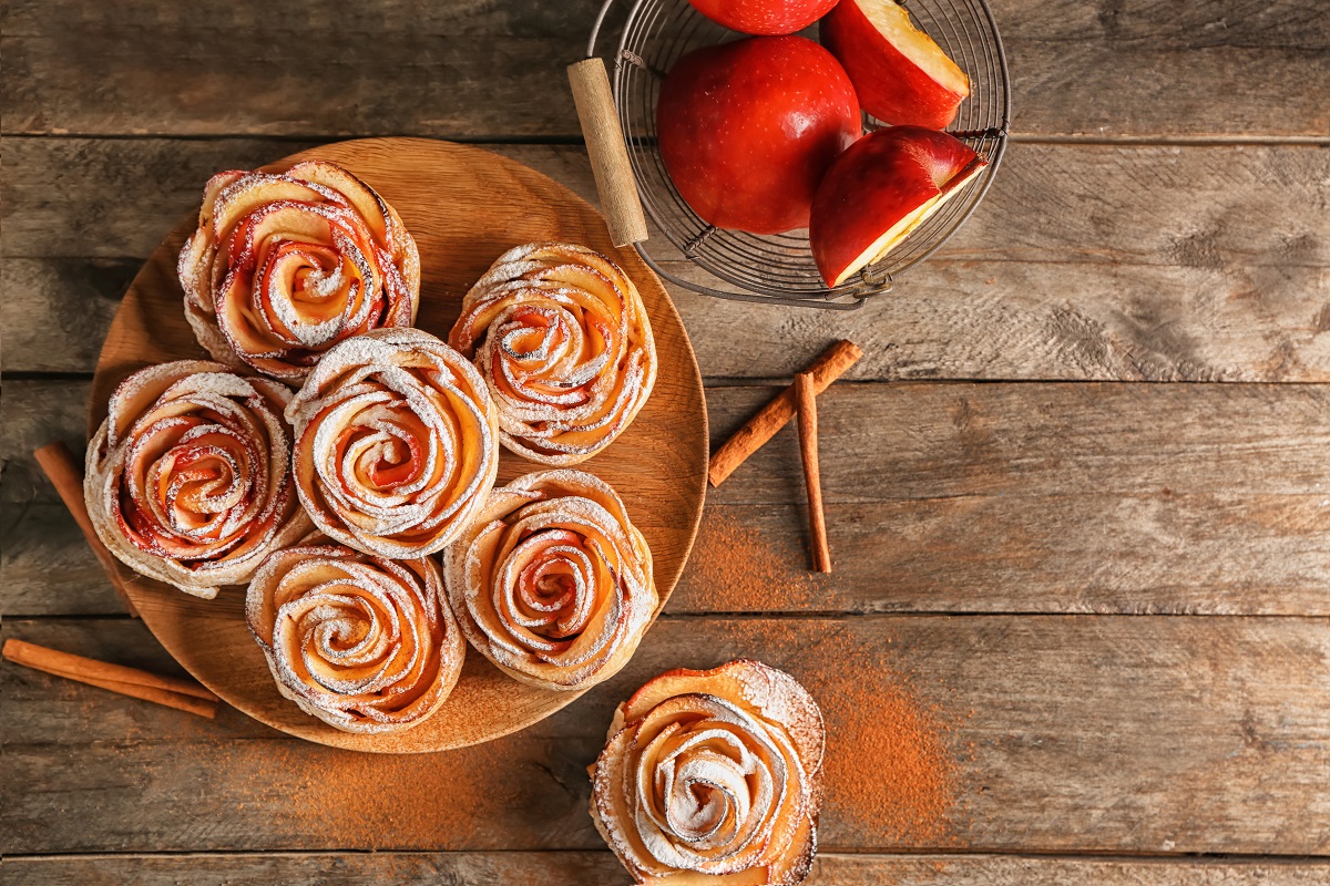 Tasty,Rose,Shaped,Apple,Pastry,On,Wooden,Table