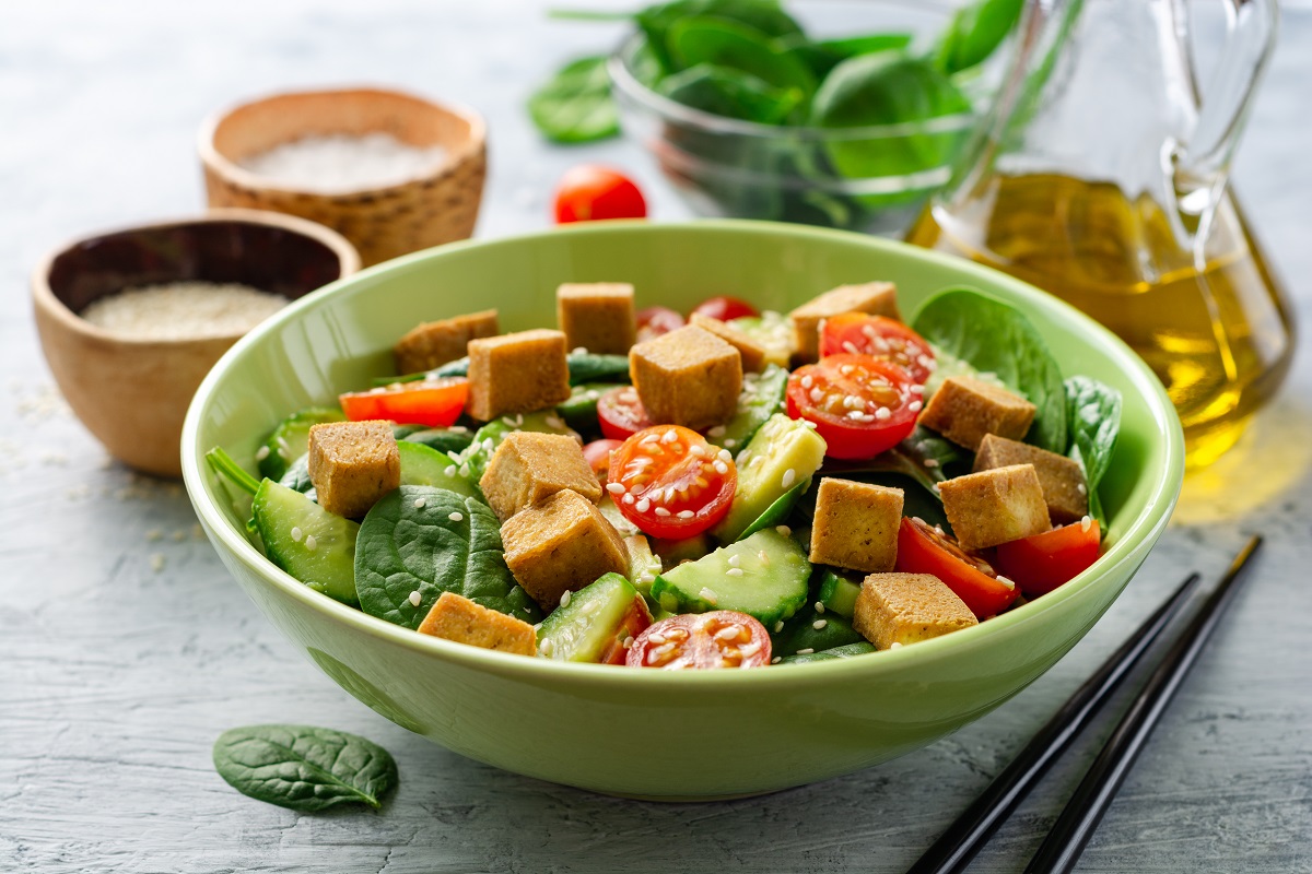 Vegan,Salad,With,Spinach,,Cucumber,,Tomatoes,,Avocado,,Fried,Tofu,And
